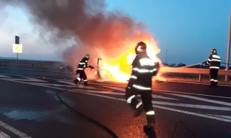 Incendiu pe Autostrada Transilvania. O mașină a ars ca o torță