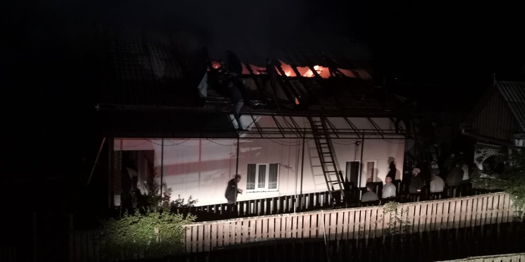 Casă cuprinsă de flăcări la Cluj. Pompierii și localnicii s-au luptat cu focul peste patru ore