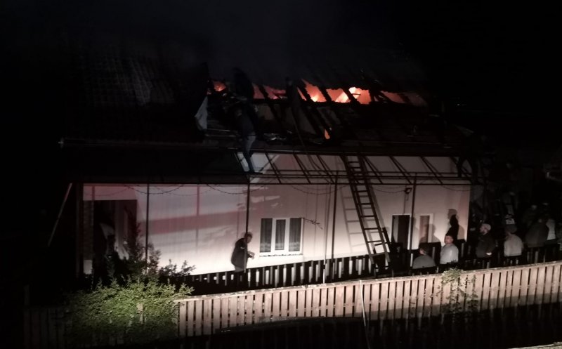 Casă cuprinsă de flăcări la Cluj. Pompierii și localnicii s-au luptat cu focul peste patru ore