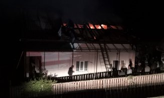 Casă cuprinsă de flăcări la Cluj. Pompierii și localnicii s-au luptat cu focul peste patru ore