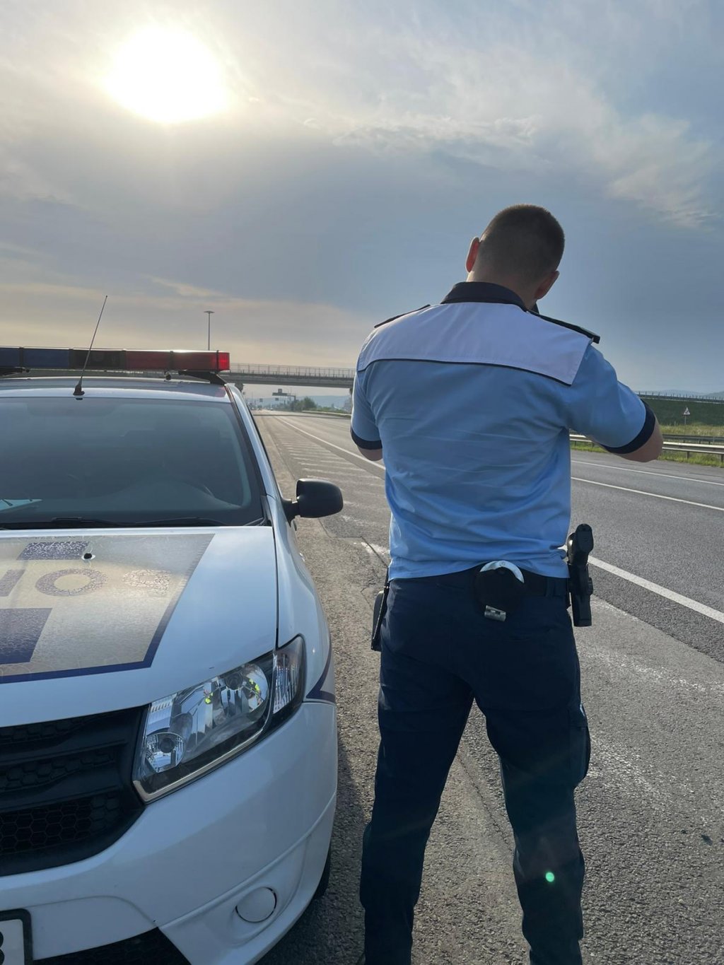 Vitezoman, cu aproape 250 km/h pe autostradă, oprit după ce a încercat să fugă de polițiști. Era cu doi copii în mașină