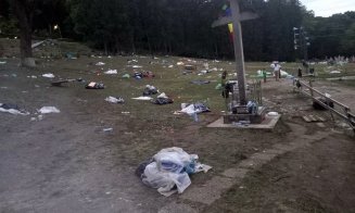 Gunoaie aruncate, la întâmplare, pe tot dealul Mănăstirii Nicula. Călugăr: „Nu ne mai facem bine niciodată!”