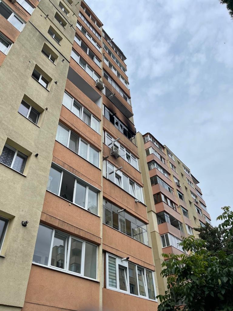 Balcon cuprins de flăcări într-un bloc din Mănăștur. Locatarii s-au autoevacuat/ O tânără, consultată de echipajul SMURD