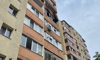 Balcon cuprins de flăcări într-un bloc din Mănăștur. Locatarii s-au autoevacuat/ O tânără, consultată de echipajul SMURD