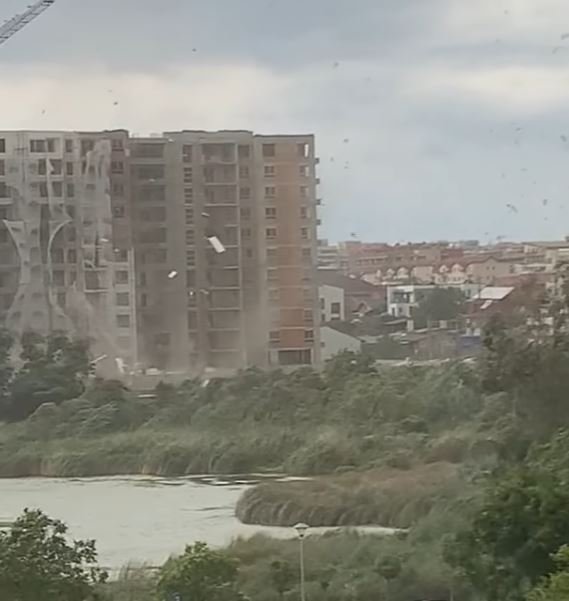 Mini-tornadă la Cluj-Napoca! A făcut ravagii lângă un bloc în construcție