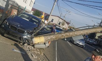 ACCIDENT în Cluj-Napoca: A secerat stâlpul de curent cu BMW-ul