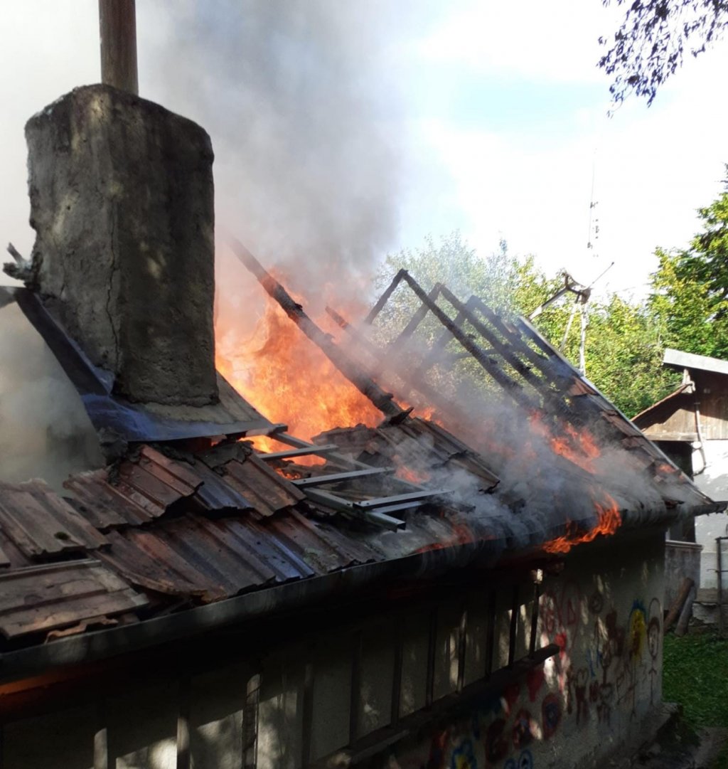 INCENDIU în Cluj: Cabană din Someşul Rece, mistuită de flăcări