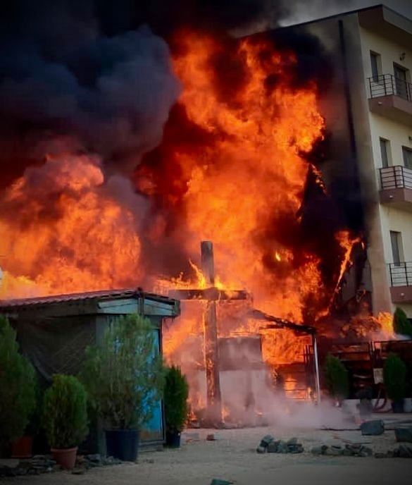 O biserică a luat foc, în timpul slujbei de duminică. Oamenii i-au anunţat pe preoţii din altar că arde lăcaşul de cult