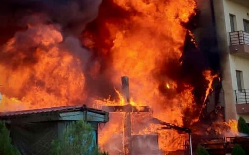O biserică a luat foc, în timpul slujbei de duminică. Oamenii i-au anunţat pe preoţii din altar că arde lăcaşul de cult