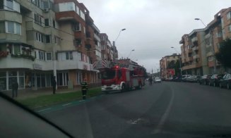 Cade tencuiala de pe blocurile din Turda. Trecătorii sunt în pericol! A fost nevoie de intervenția pompierilor