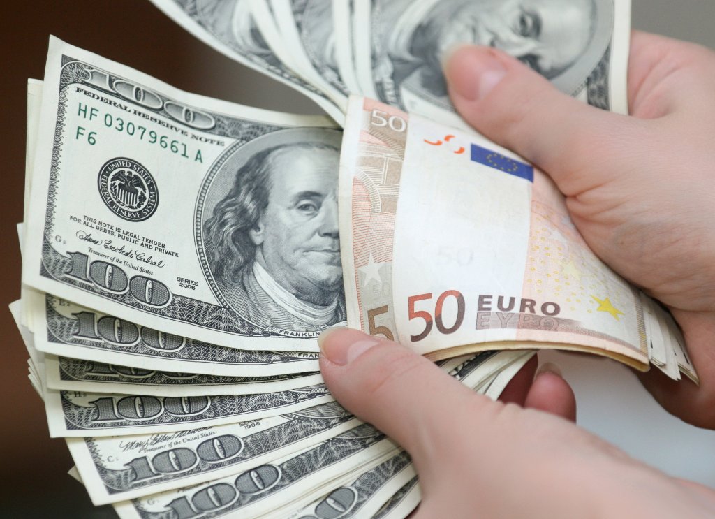 Dolarul rămâne în continuare mai scump ca euro. Leul pierde și el teren în fața monedei americane