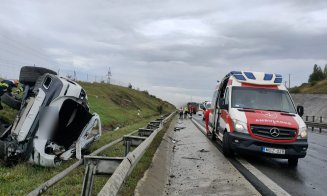 Accident Cluj: Maşină răsturnată peste parapet, pe A3/ Primul ajutor, dat de două ambulanțe aflate în trecere, una din Ungaria