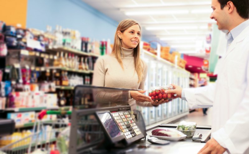 Românii preferă să cumpere mâncarea cu mâna lor. Țara e pe primul loc din Europa Centrală şi de Est la cheltuielile consumatorilor pe alimente în magazinele fizice