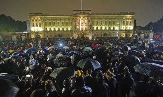 Moartea reginei Elisabeta a II-a. Regele Charles al III-lea se va adresa națiunii / Mii de oameni, în fața Palatului Buckingham