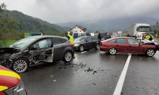 Două mașini făzute zob în Negreni. Două persoane au ajuns la spital