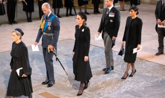 Harry și Meghan, abatere de la protocolul regal? S-au ținut de mână în Palatul Westminster, după ce a fost adus sicriul Reginei