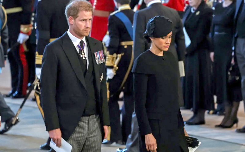 Harry și Meghan, abatere de la protocolul regal? S-au ținut de mână în Palatul Westminster, după ce a fost adus sicriul Reginei