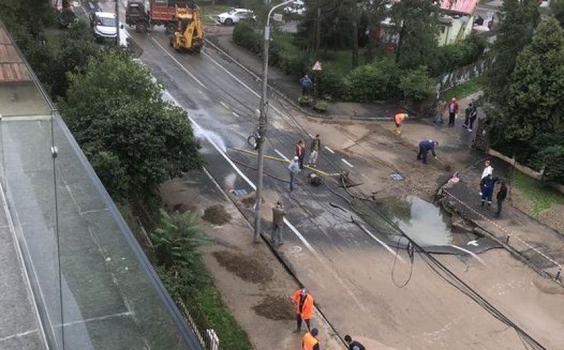 Crater pe o stradă din Grigorescu. S-a spart o conductă/ Trafic blocat