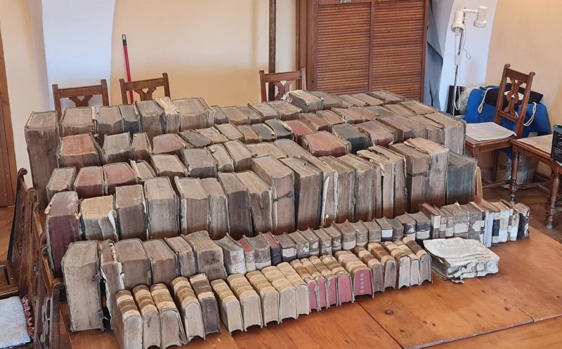 Profesor din Cluj, descoperire rarisimă. Cărți și documente vechi de peste 1.000 de ani, găsite în podul unei Biserici
