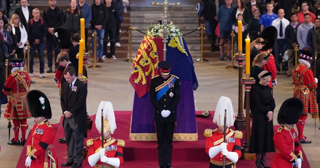 Nepoţii reginei Elisabeta a II-a, prezenţi la priveghiul bunicii lor. Când va fi înmormântarea