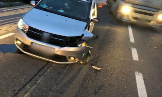 Ca la popice pe o şosea din Cluj: Un şofer de 21 de ani a lovit maşina din faţă şi a proiectat-o în alta, parcată pe marginea drumului