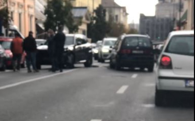 Accident în centrul Clujului. Două benzi din trei, blocate