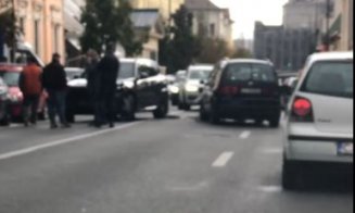 Accident în centrul Clujului. Două benzi din trei, blocate