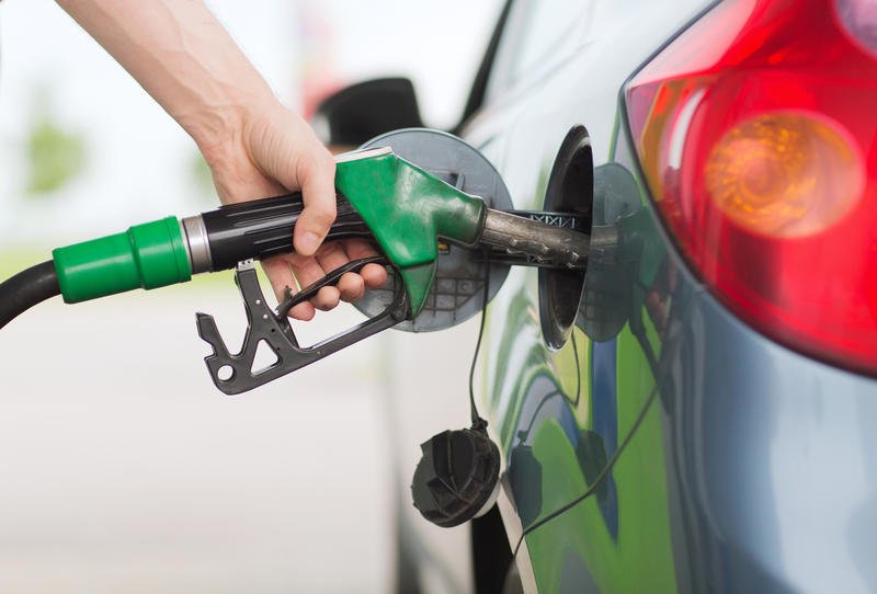 Benzina s-a scumpit cu 20%, motorina cu 37% / Compensarea ar putea rămâne doar pentru motorină