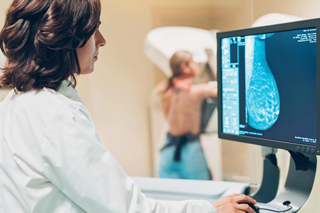 UE recomandă scăderea vârstei de la care să înceapă screening-ul pentru depistarea cancerului de sân