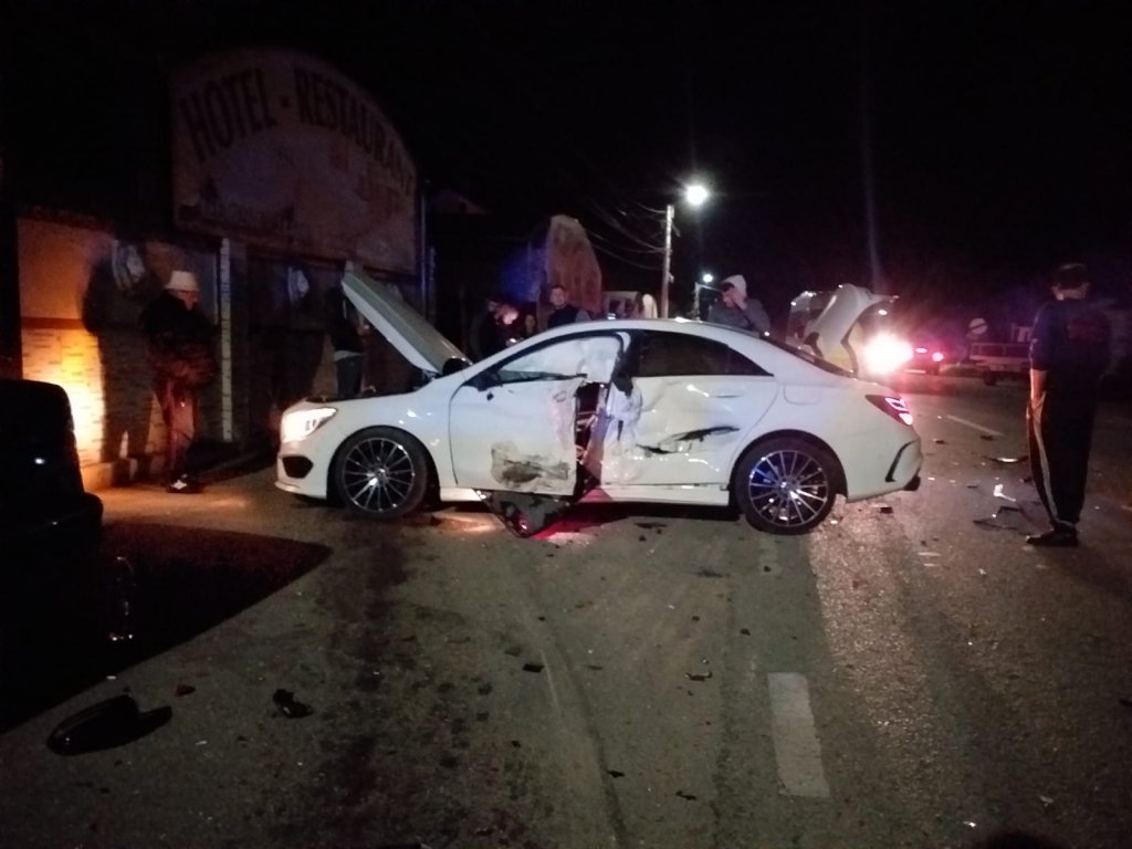 Două şoferiţe, de 19 şi  36 de ani, au făcut praf 4 maşini seara trecută, în urma unui viraj ratat