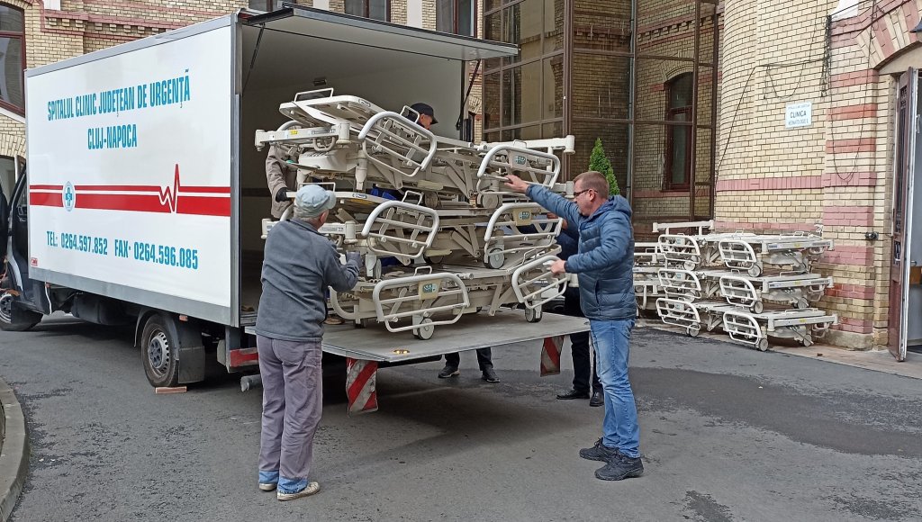 #SpitalePubliceDinBaniPrivați. Spitalul Județean Cluj a primit 150 de paturi electrice de la Fundația Metropolis