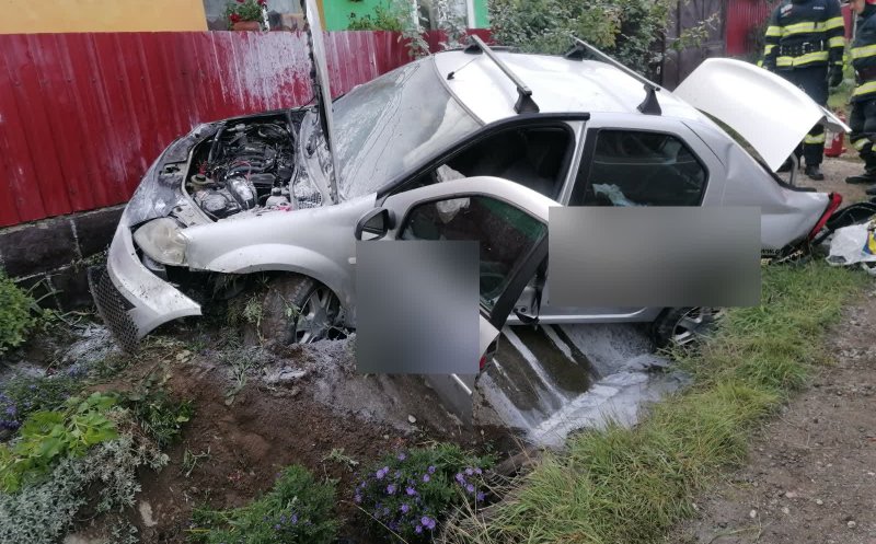 Accident Cluj: Mașină cuprinsă de flăcări după ce a ajuns într-un șanț