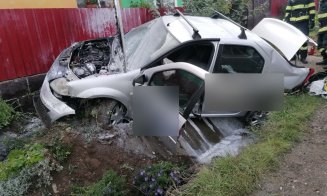 Accident Cluj: Mașină cuprinsă de flăcări după ce a ajuns într-un șanț