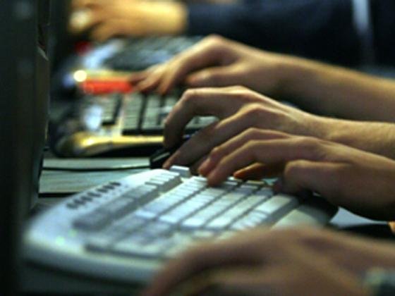 Oamenii sunt mai puţin sinceri şi mai agresivi în mediul online, arată un studiu