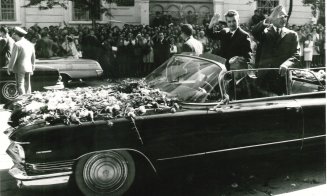 Amintiri din Cluj: Ceaușescu la UBB, cu capota mașinii încărcată de flori ca la nunta celor mai bogați din sat