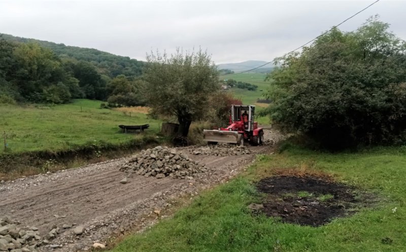 Reparații pe un drum județean din Cluj. Se vor finaliza cu turnarea asfaltului