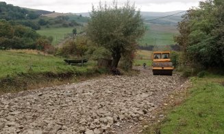Reparații pe un drum județean din Cluj. Se vor finaliza cu turnarea asfaltului