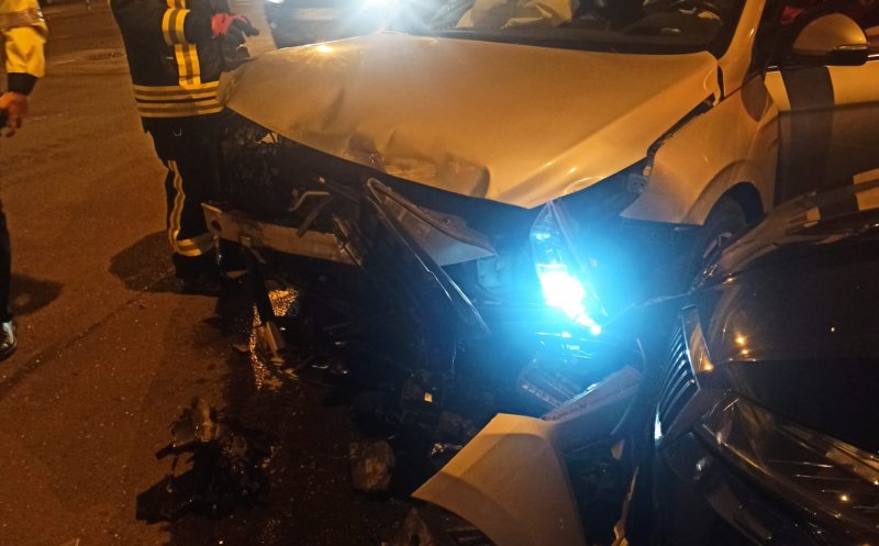 2 copii răniţi, după ce o şoferiţă a pătruns în intersecţia din Cipariu pe culoarea roşie a semaforului