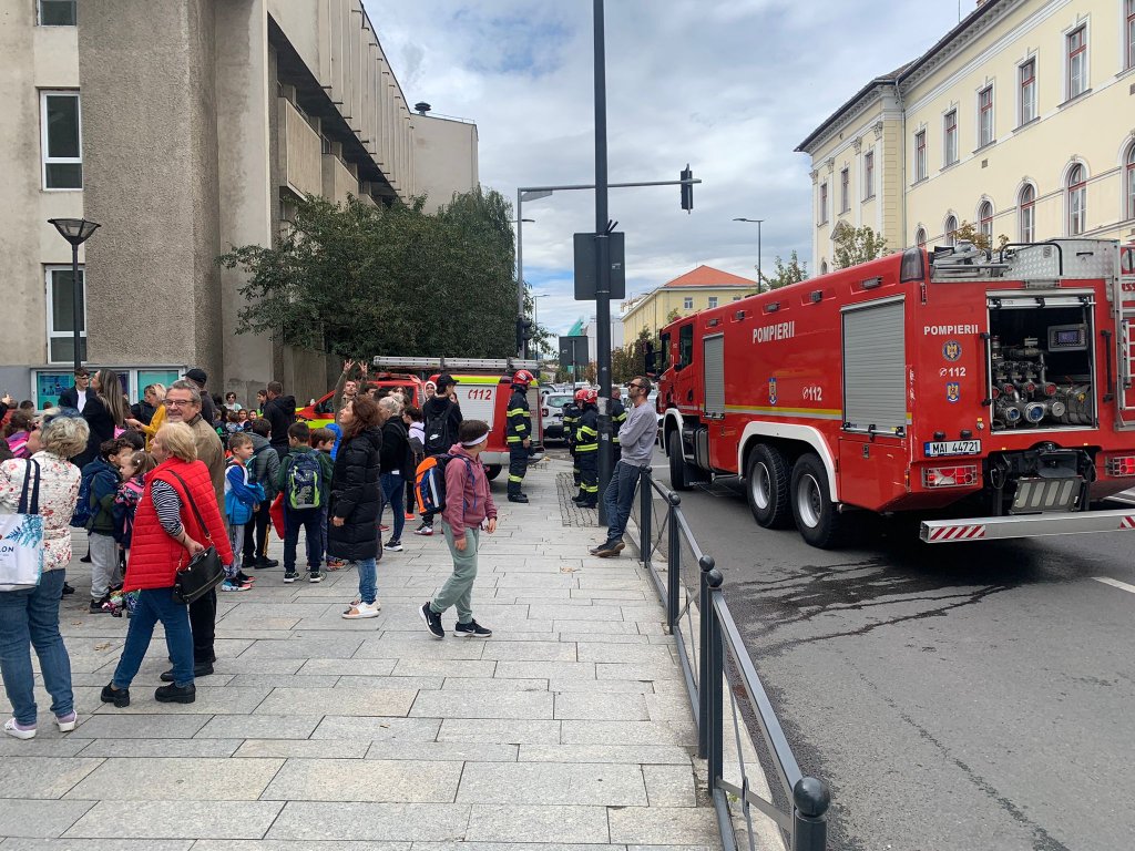 Alertă de incendiu la Colegiul George Coșbuc. Elevii au fost evacuați