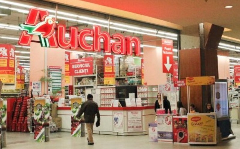 Auchan a fost amendat cu 750.000 de lei. Marfă expirată, mucegai și promoții nerespectate în 50 de magazine din România