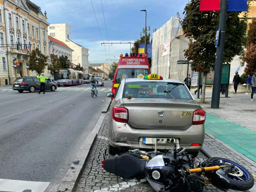 Accident cu motociclist în centrul Clujului, lângă Primărie