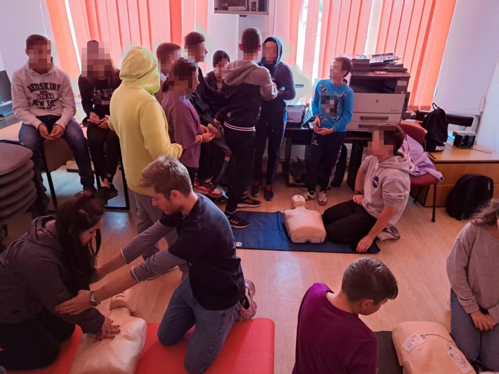 Studenții mediciniști din Cluj au oferit cursuri de prim-ajutor și resuscitare în cadrul proiectului „Sănătate și siguranță în Clujul rural”
