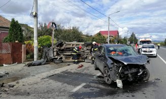 Accident în Jucu. Soferul uneia dintre cele două mașini implicate s-a răstunat. O minoră și patru adulți au fost transportați la spital