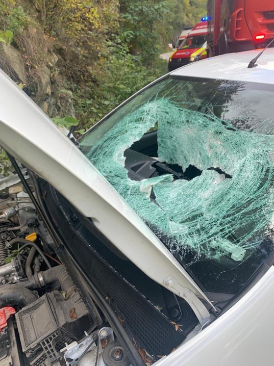 Final năucitor pentru un bărbat în Defileul Jiului. O stâncă a căzut peste mașină și l-a omorât. Alte două persoane au fost rănite