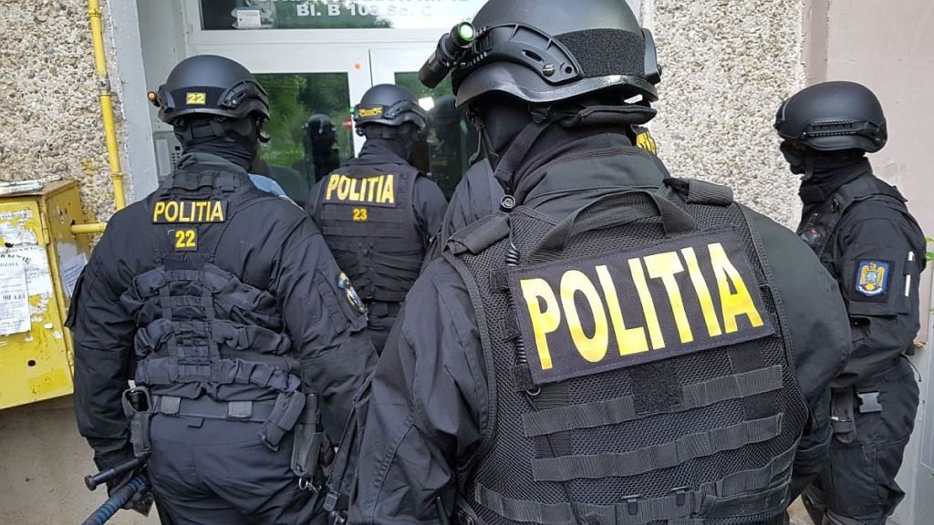 Mascaţii au descins în Cluj la traficanţii de droguri de risc şi mare risc. Percheziţii de amploare în toată ţara