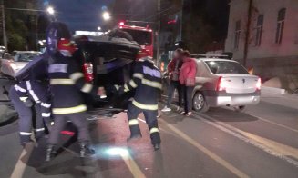 Accident cu două mașini pe Calea Mănăștur. Una a ajuns cu roțile-n sus