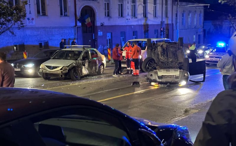 Accident cu două mașini pe Calea Mănăștur. Una a ajuns cu roțile-n sus/UPDATE: Șoferul vinovat era BĂUT