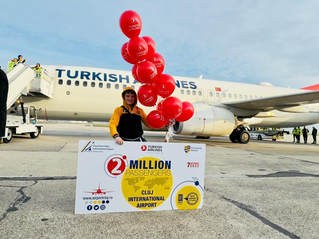 Pasagerul cu numărul 2.000.000 a aterizat pe Aeroportul din Cluj. Tânărul elev de 10 ani de la școala „Ion Agârbiceanu”: Am fost la shopping în Istanbul și pe Bosfor /  Ciceo: Promitem 3 mil. pasageri în 2023