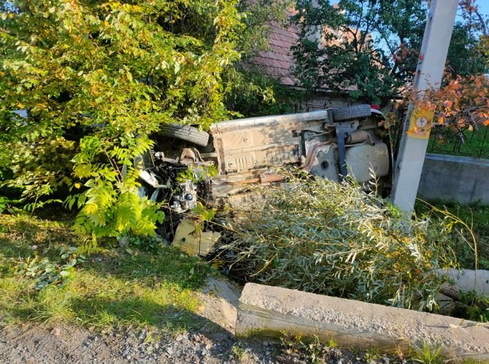 O mașină s-a răsturnat în Cluj! Impactul s-a soldat cu trei victime