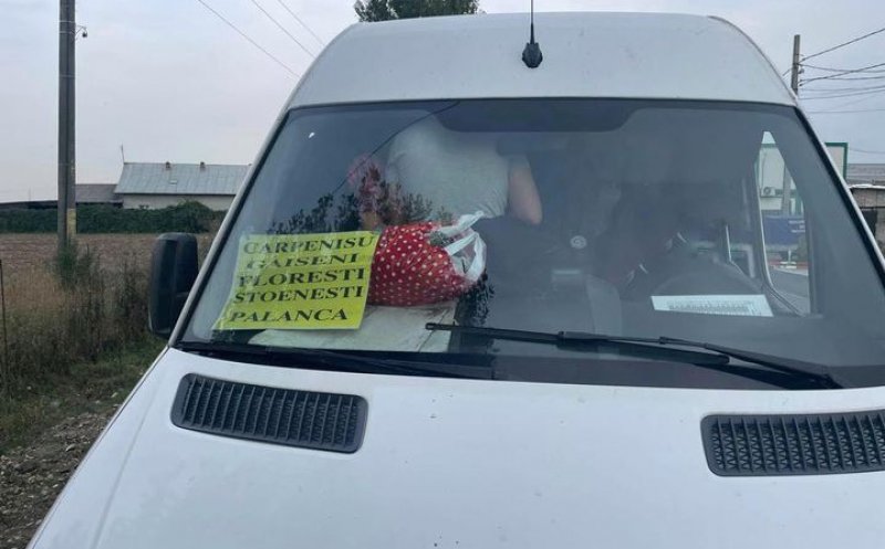 36 de persoane, îndesate într-un microbuz de 19 locuri. Călător, către Poliţie: "Eu zi de zi călătoresc așa, verificați"